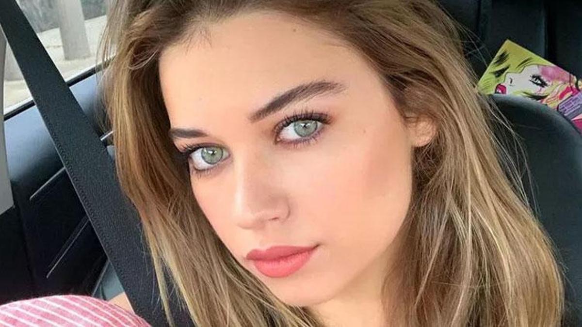 Afra Saraçoğlu cesur tarzıyla beğeni topladı!