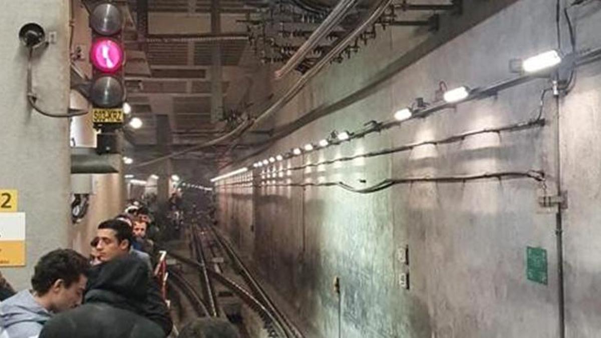 Metro arızalandı, vatandaşlar isyan etti