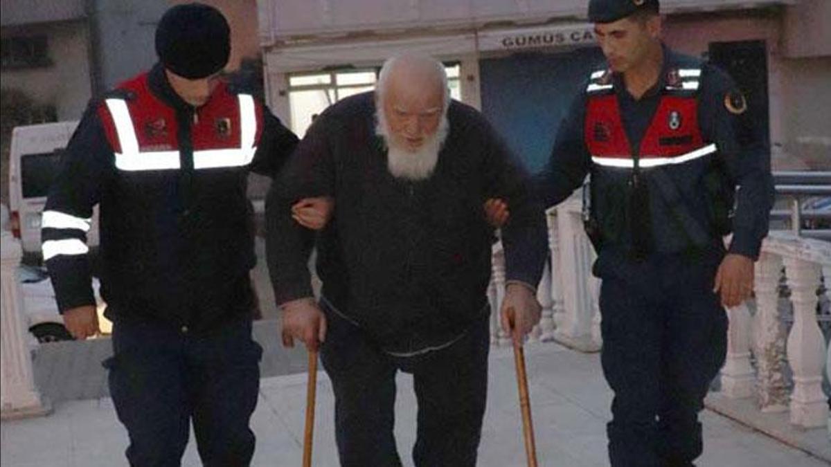 Oğlunu öldüren 95 yaşındaki baba tutuklandı; çift bastonla yürüdü