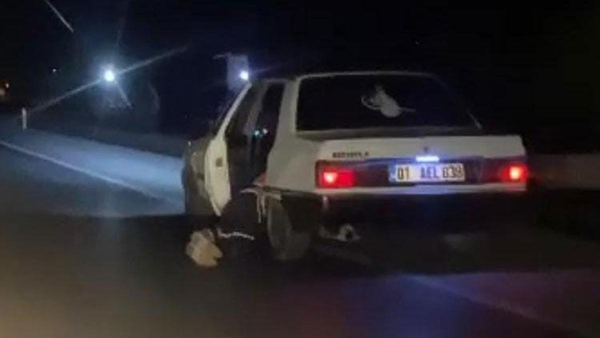 Otomobilin açık arka kapısından sürüklenen kişi yürekleri ağza getirdi