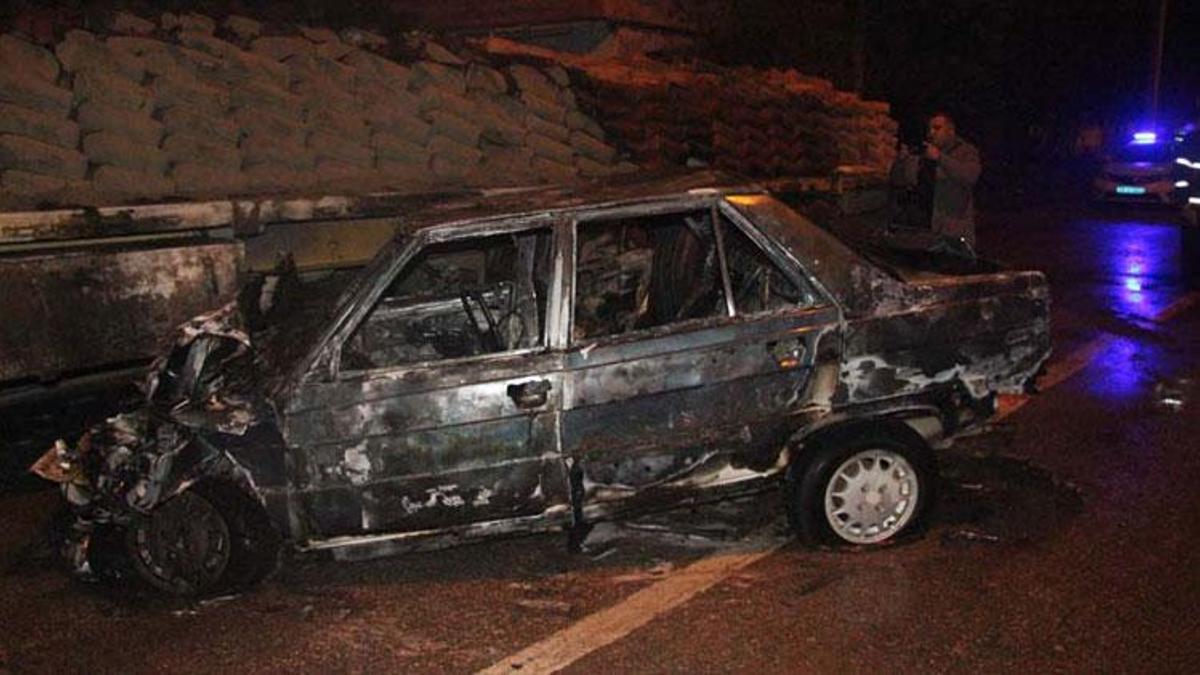 Kilis'te tıra çarpan araç alev alev yandı, otomobildeki 3 kişi son anda kurtuldu
