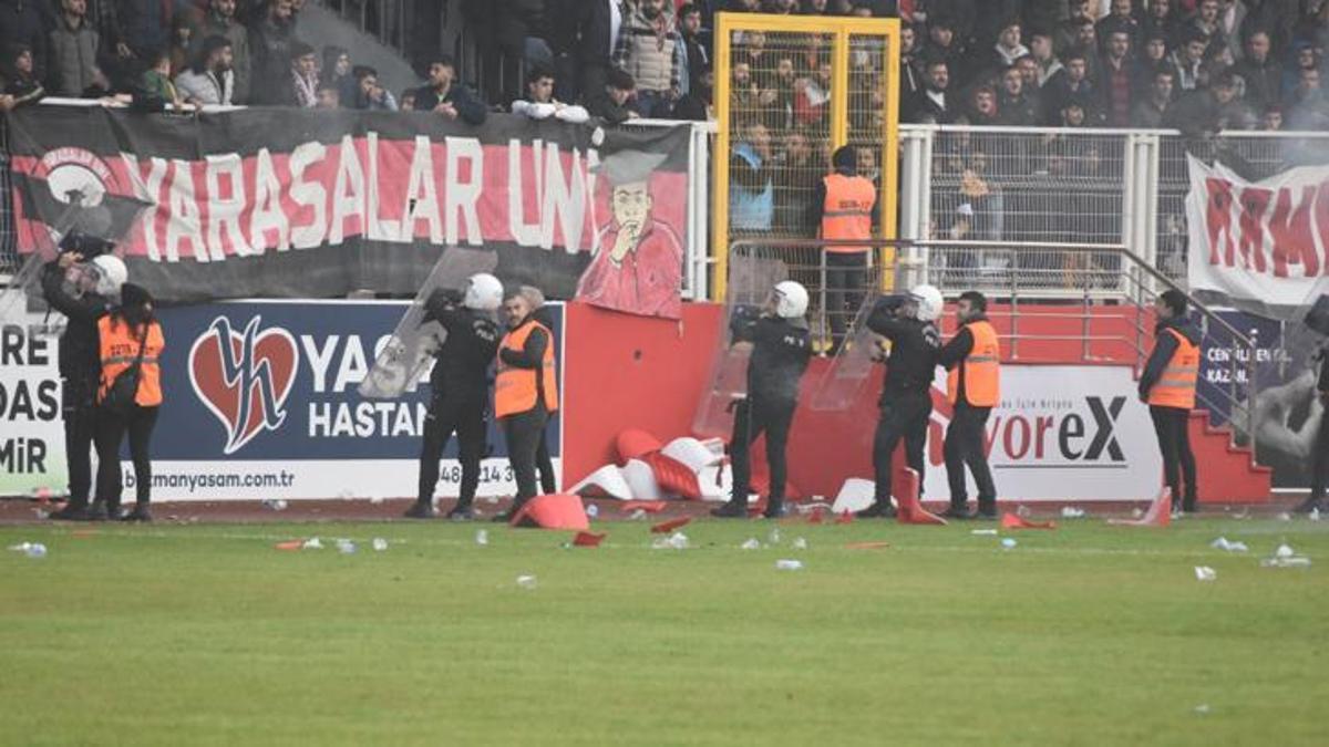 Batman Petrolspor - Şanlıurfaspor maçı saha olayları nedeniyle tatil edildi