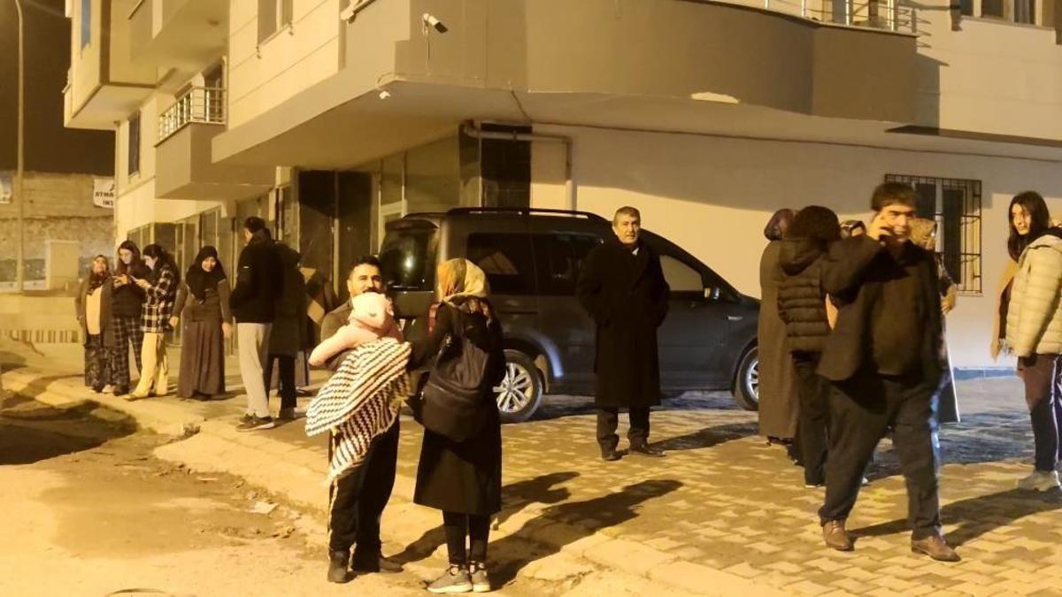 Kırıkhan’da vatandaşlar geceyi sokakta geçiriyor