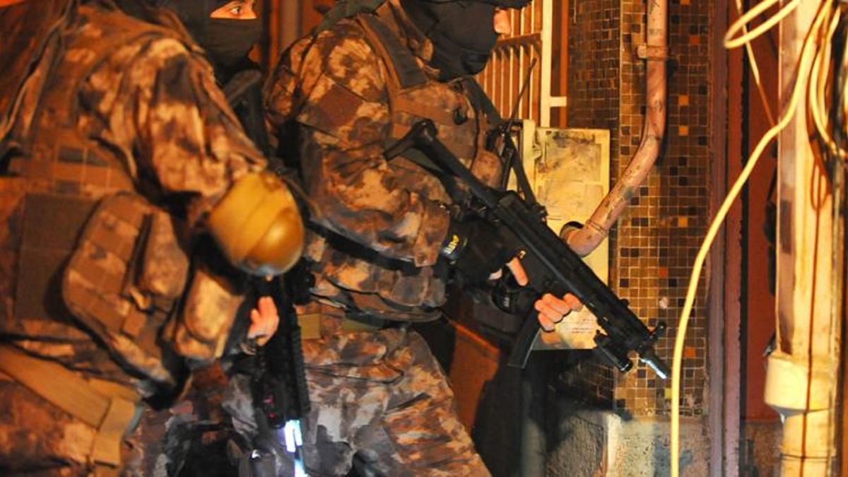 İzmir merkezli 13 ilde FETÖ operasyonu