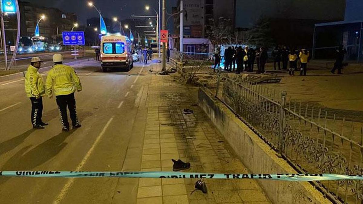 Hafif ticari araç kaldırımda yürüyen yayalara çarptı; 2 ölü, 1 yaralı