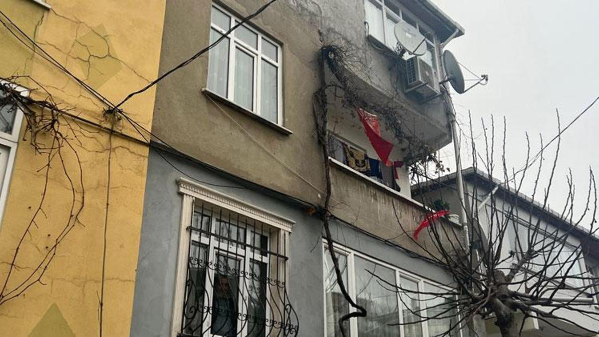 Sultanbeyli'de 2 çocuğuyla balkondan atladı
