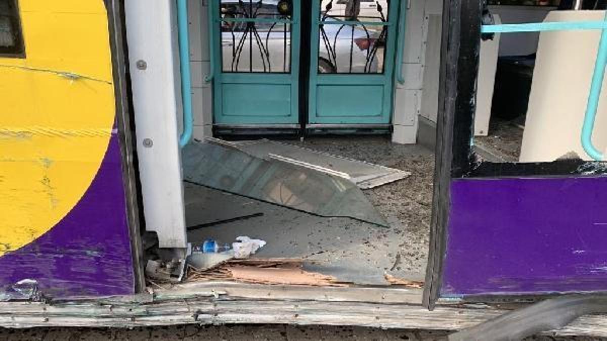 Kabataş'ta tramvay raydan çıktı: 4 yaralı