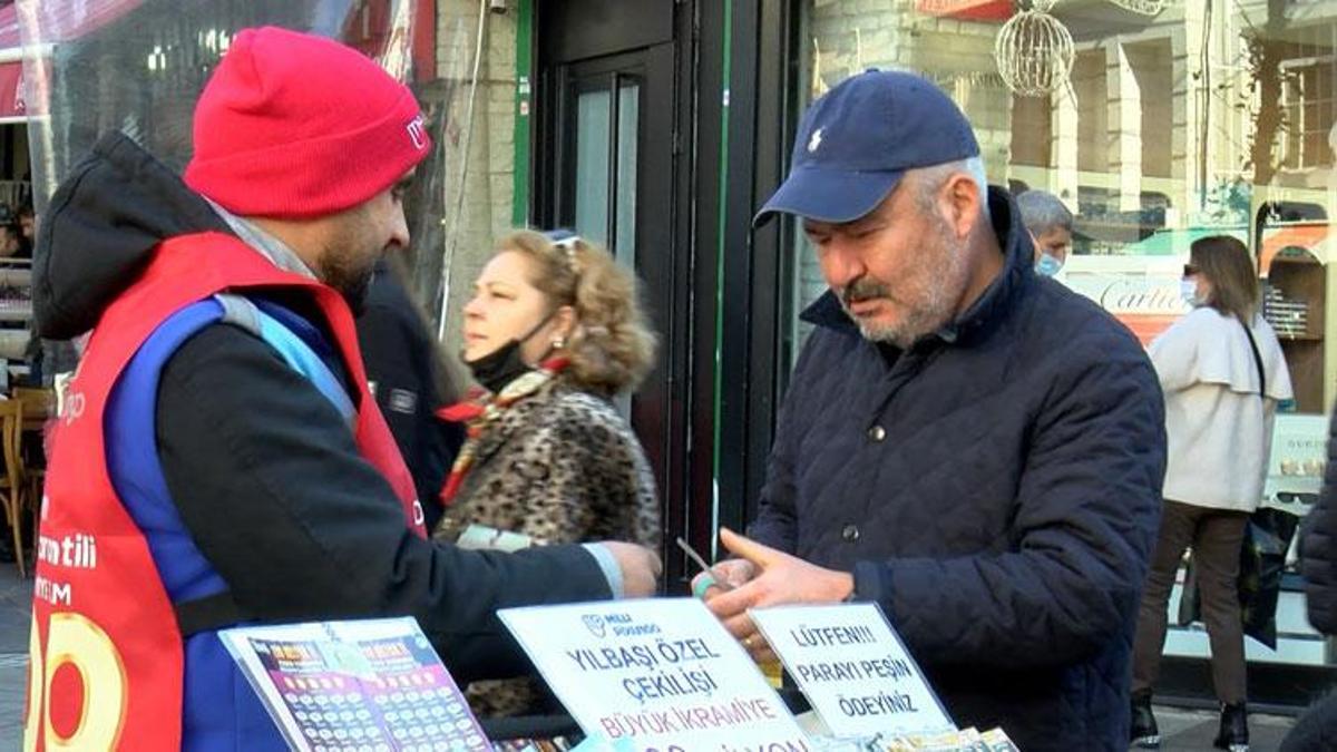 200 milyon liralık büyük ikramiye için Kadıköy’de gezici bayilere yoğun ilgi