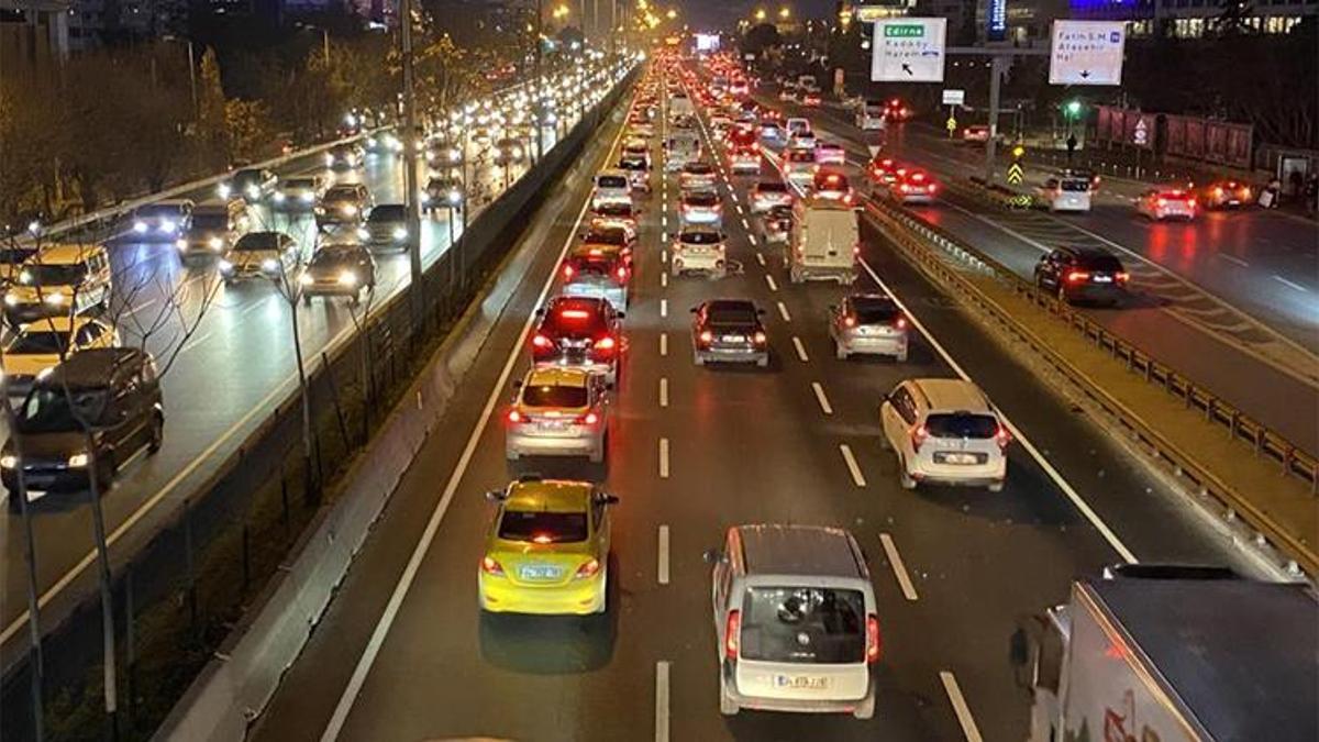 İstanbul'da haftanın ilk iş gününde trafik yoğunluğu oluştu