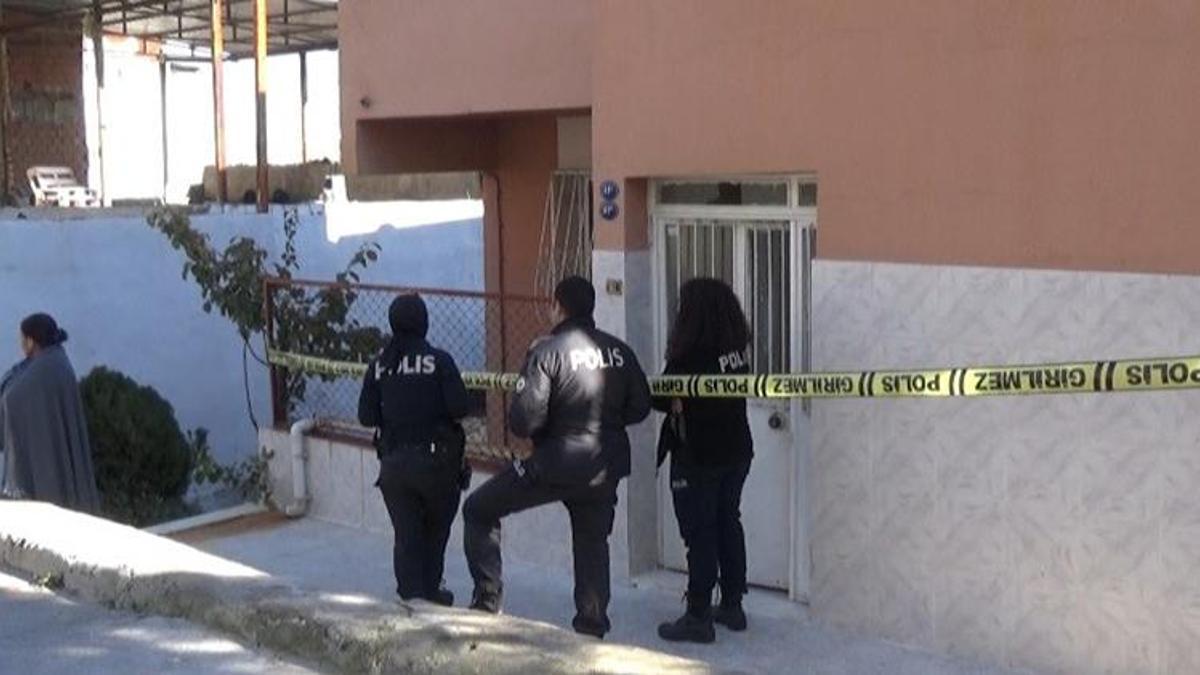 Karısını boğazından bıçakladı! 5 yaşındaki çocuğunun gözü önünde öldürmüş