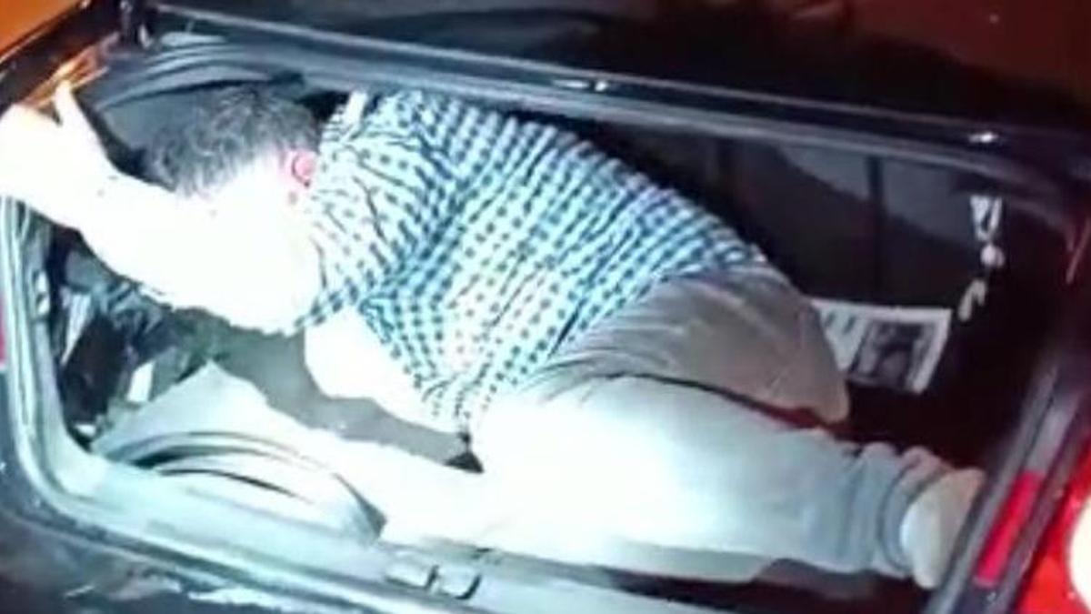 Güzel kızlarla eğlenme planı arabanın bagajında bitti! Polisleri şoke eden görüntü