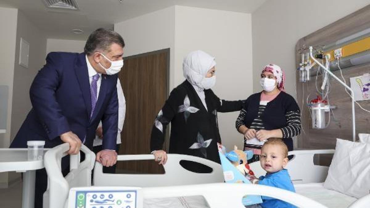 Emine Erdoğan'dan kanser hastası çocuklara moral ziyareti