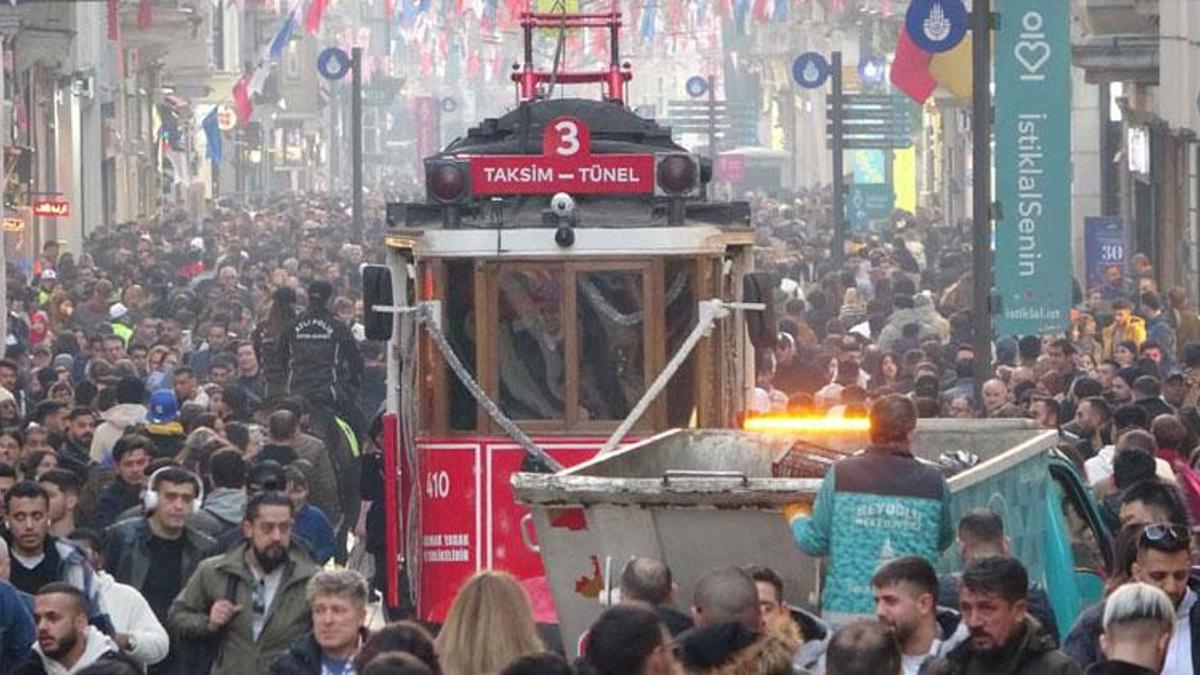 Yeni yıla saatler kala İstiklal Caddesi ve Taksim'e akın ettiler