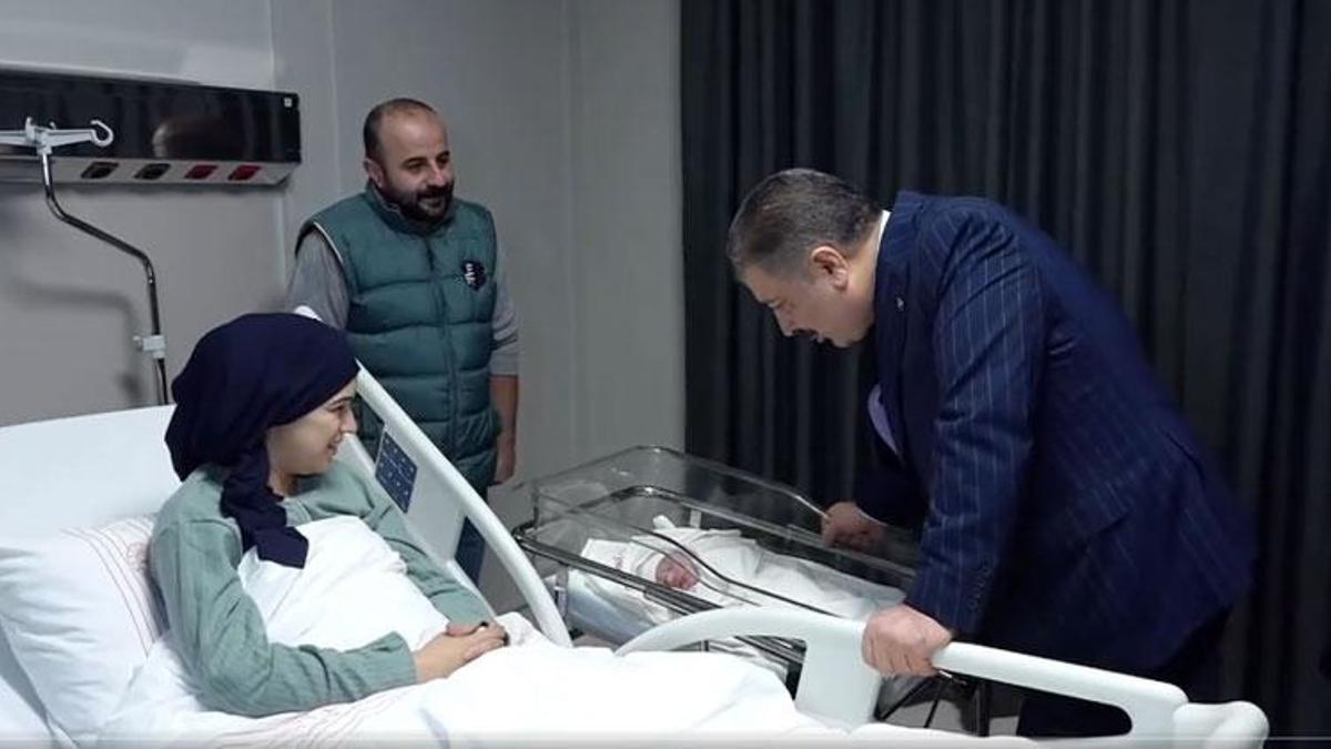 Yeni yılın ilk bebeğini Bakan Koca ziyaret etti