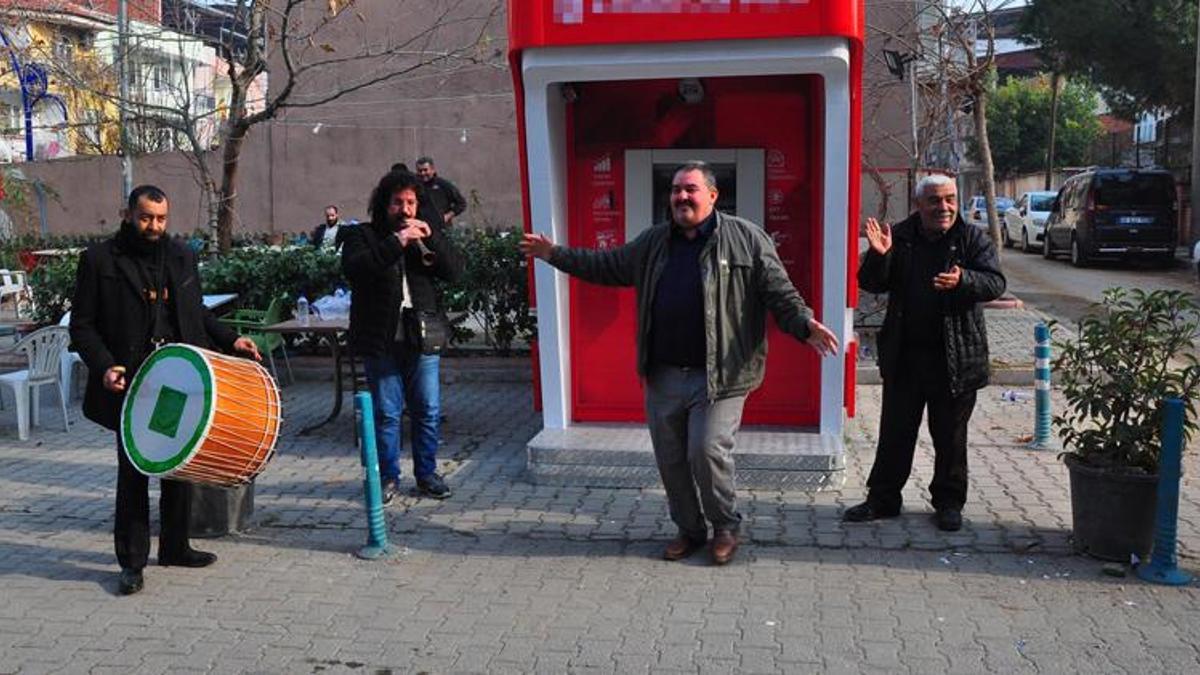 Mahalleye kurulan ATM'ye davullu zurnalı kutlama