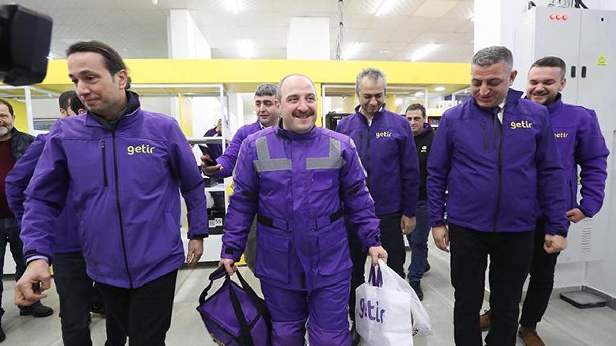 Bakan Varank, yeni yıla 'motokurye' olarak girdi; sipariş götürdü