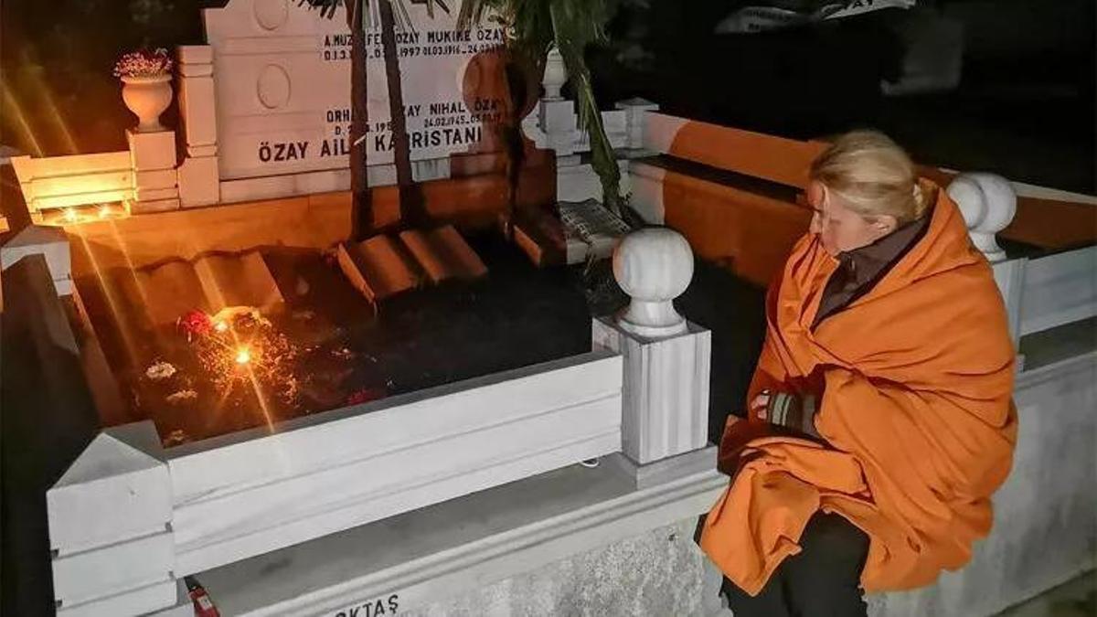 Tuğba Özay sabaha kadar babasının mezarı başından ayrılmadı