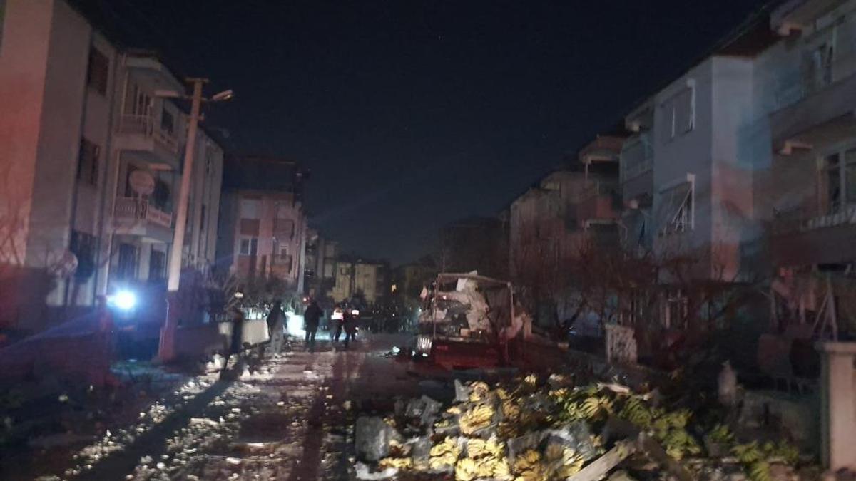 Muz yüklü kamyonette sıkışan gaz patladı, ortalık savaş alanına döndü
