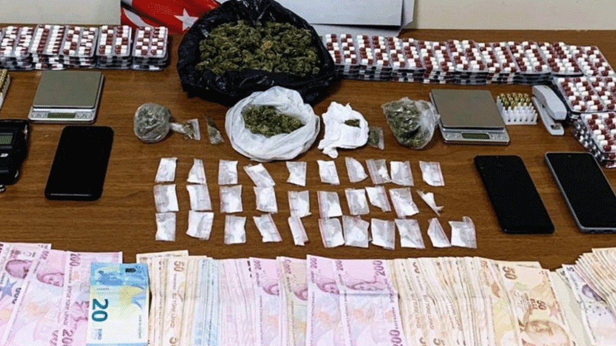 İzmir'de uyuşturucu operasyonu: 3 gözaltı