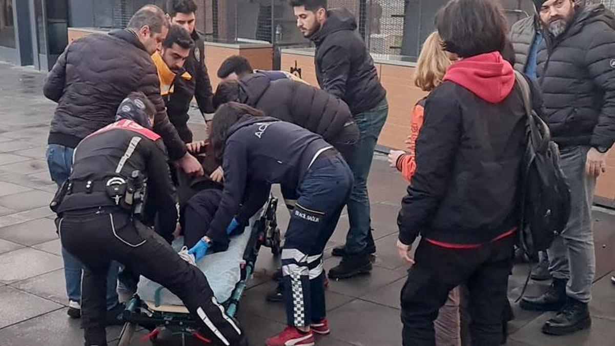 Genç kızların bıçaklı kavgasında kan döküldü