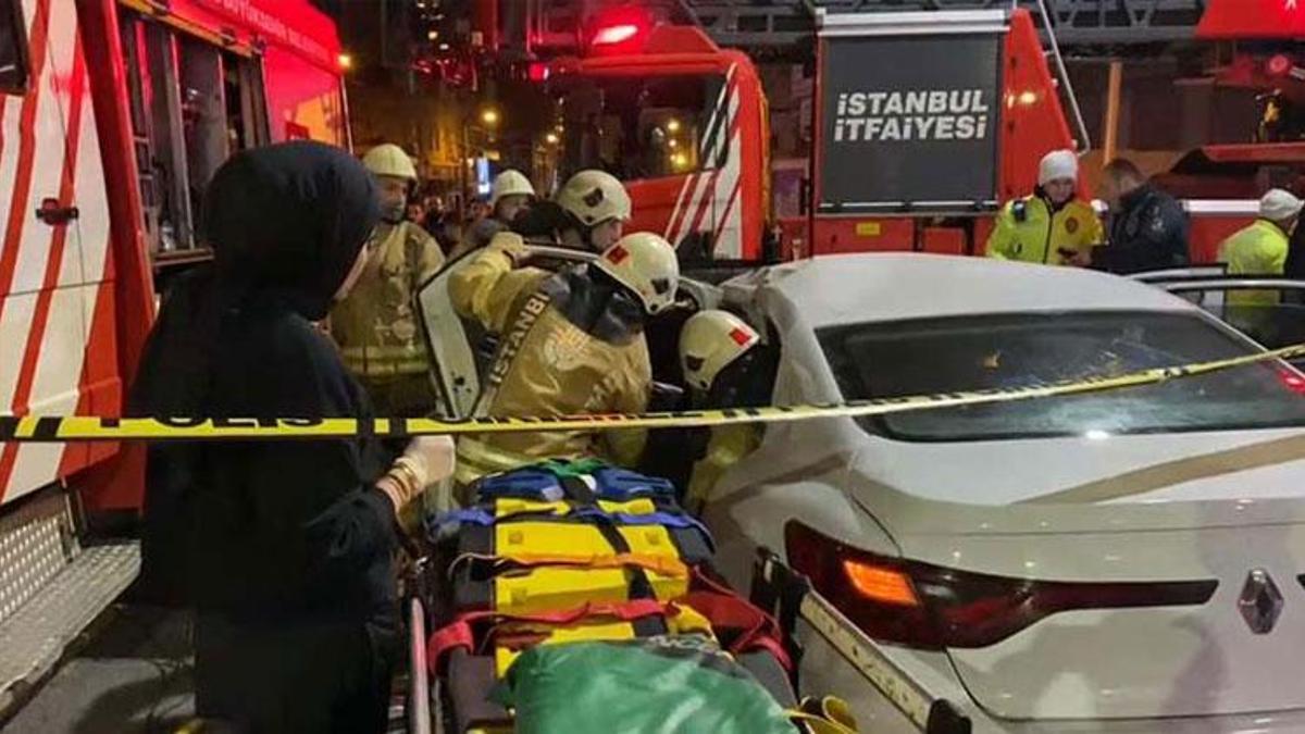 Zeytinburnu'nda tramvay otomobile çarptı