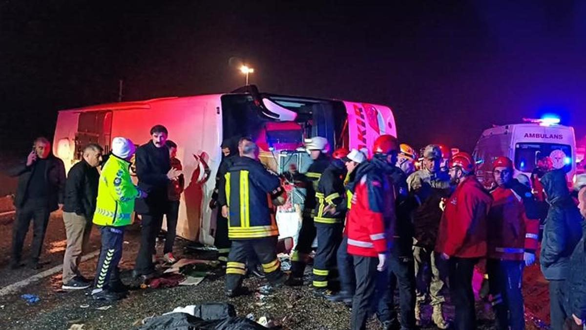 Diyarbakır'da yolcu otobüsü devrildi: 5 ölü, 22 yaralı