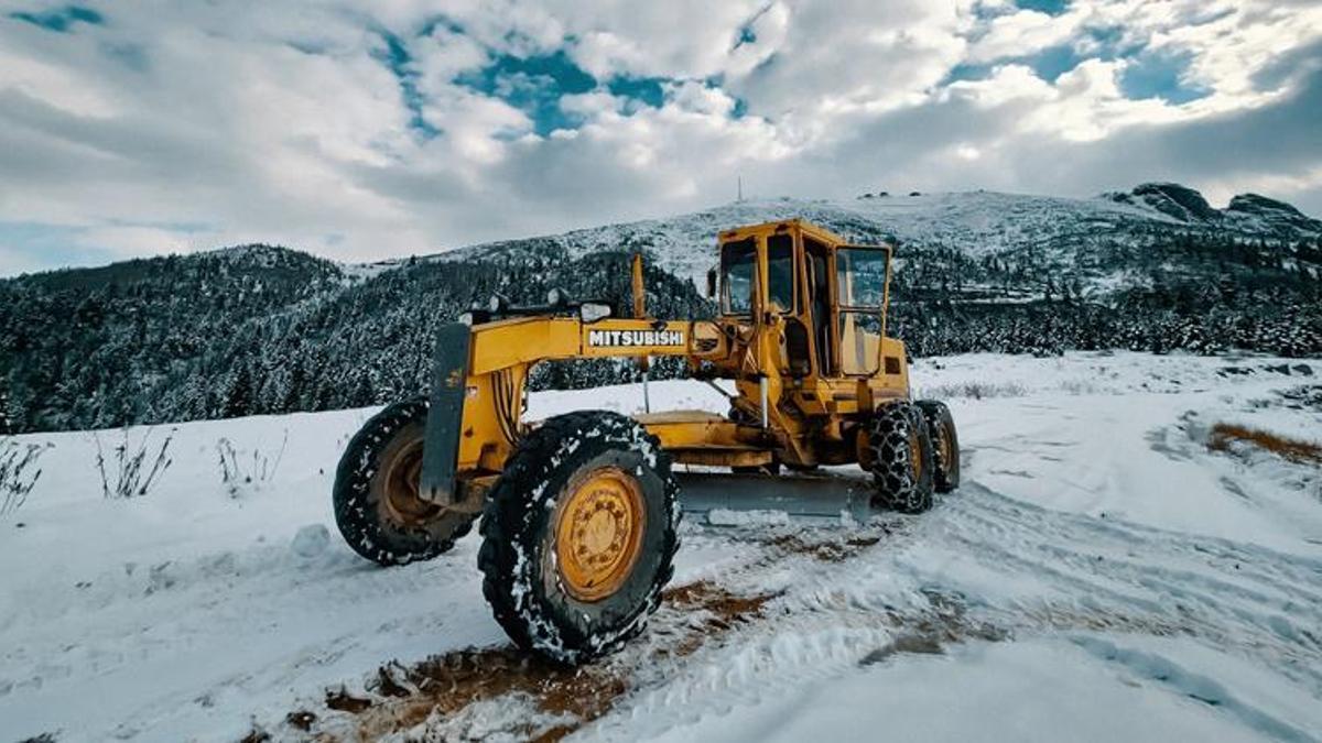 Karadeniz'de kar başladı, yollar kapandı