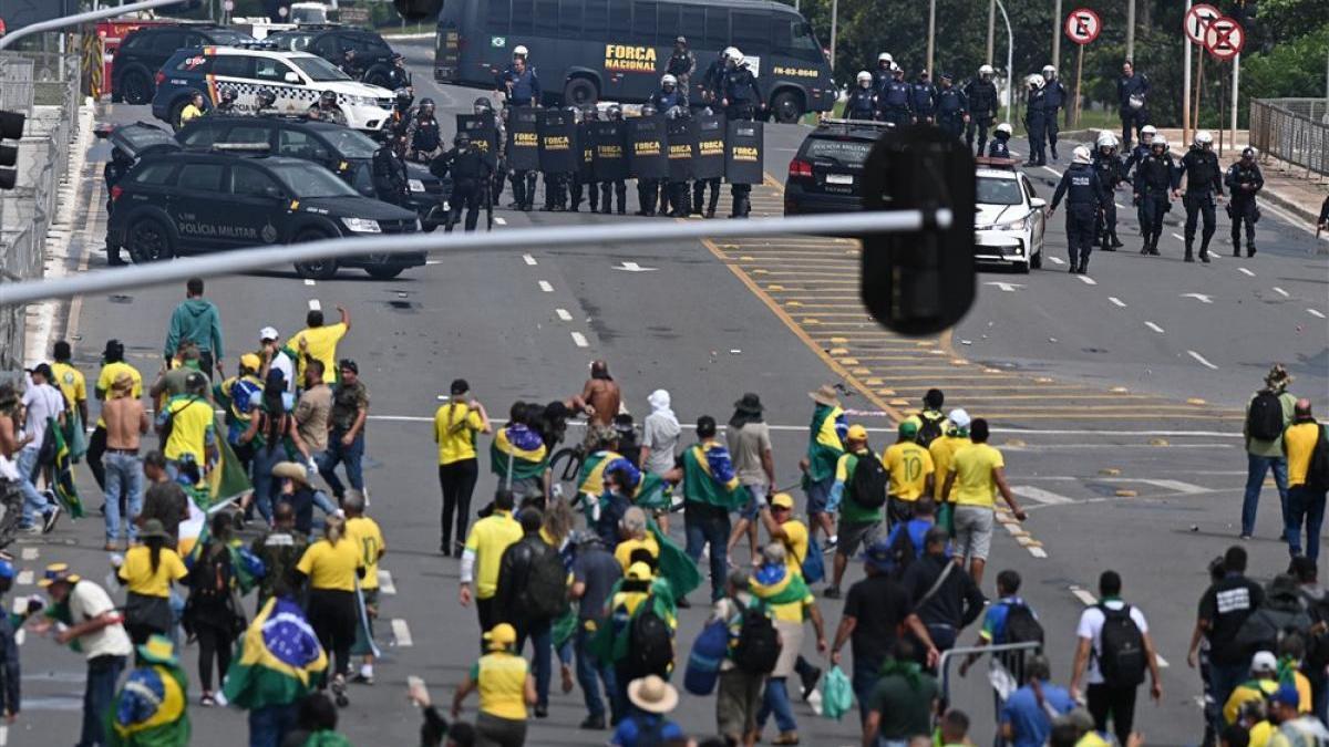 Brezilya’da Bolsonaro destekçileri Ulusal Kongre’yi bastı