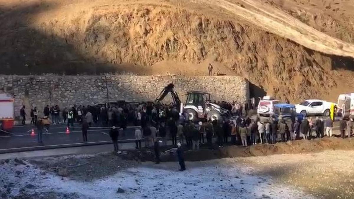 Siirt'te buzlanan yolda minibüs ters döndü: 6'sı ağır 12 yaralı