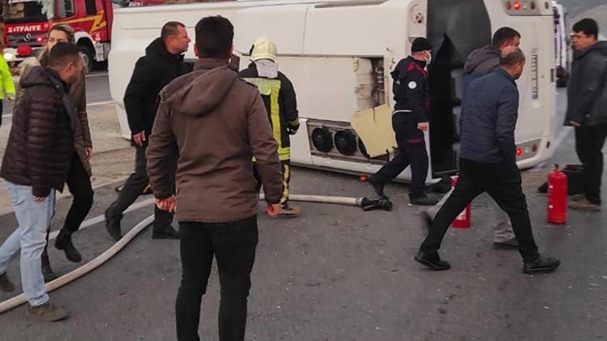 Denizli'de işçi servisi devrildi: 2 ölü, 15 yaralı