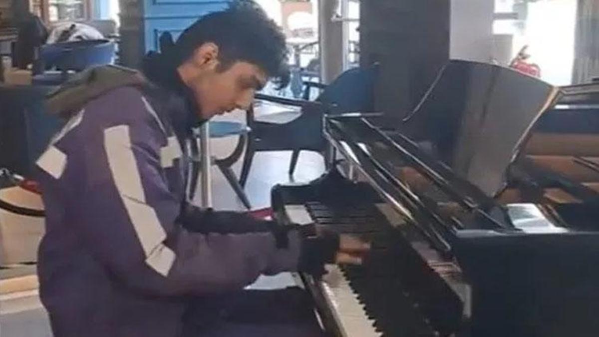 Piyano çalan kurye kimdir? Mozart'ın Türk Marşını çaldı, izleyenler mest oldu!