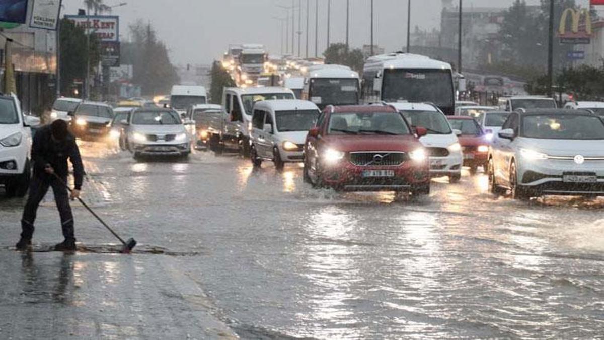 Sağanak yağış ve fırtına Antalya'da hayatı durma noktasına getirdi! Narenciye bahçelerini su bastı yollar kapandı