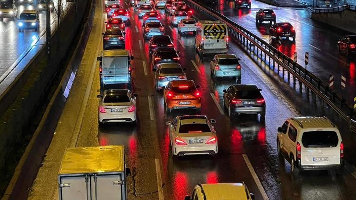 İstanbul'da haftanın son iş gününde trafik yoğunluğu yaşandı