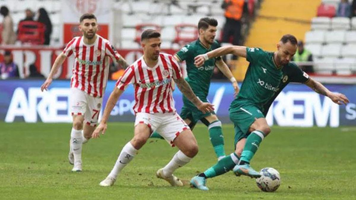Antalyaspor galibiyet hasretini 5 maça çıkardı kırmızı kart en çok Galatasaray'a yaradı