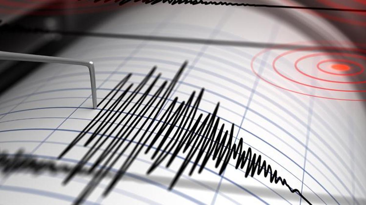İzmir'de korkutan deprem! Vatandaşlar panik yaşadı