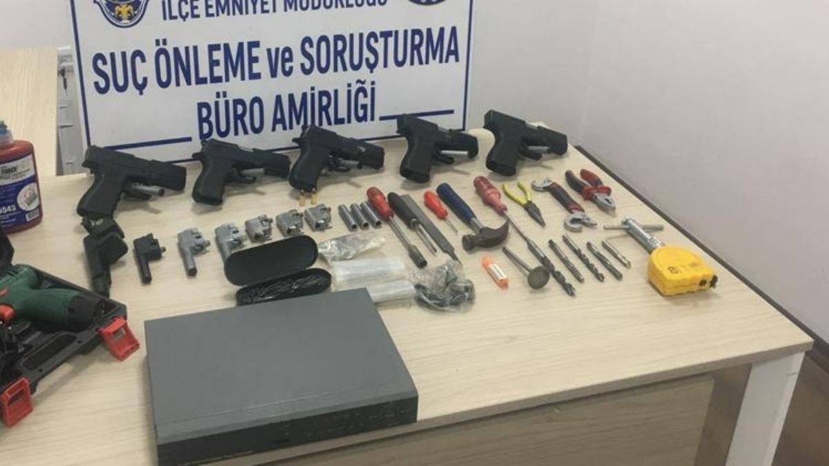 Sigara ihbarına gidilen otelde, 5 tabanca ve silah parçalarıyla yakalandı