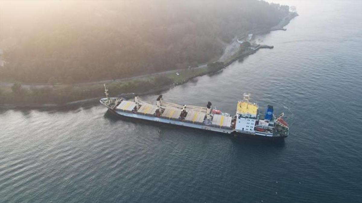Yük gemisi karaya oturdu, İstanbul Boğazı'ndaki gemi trafiği askıya alındı