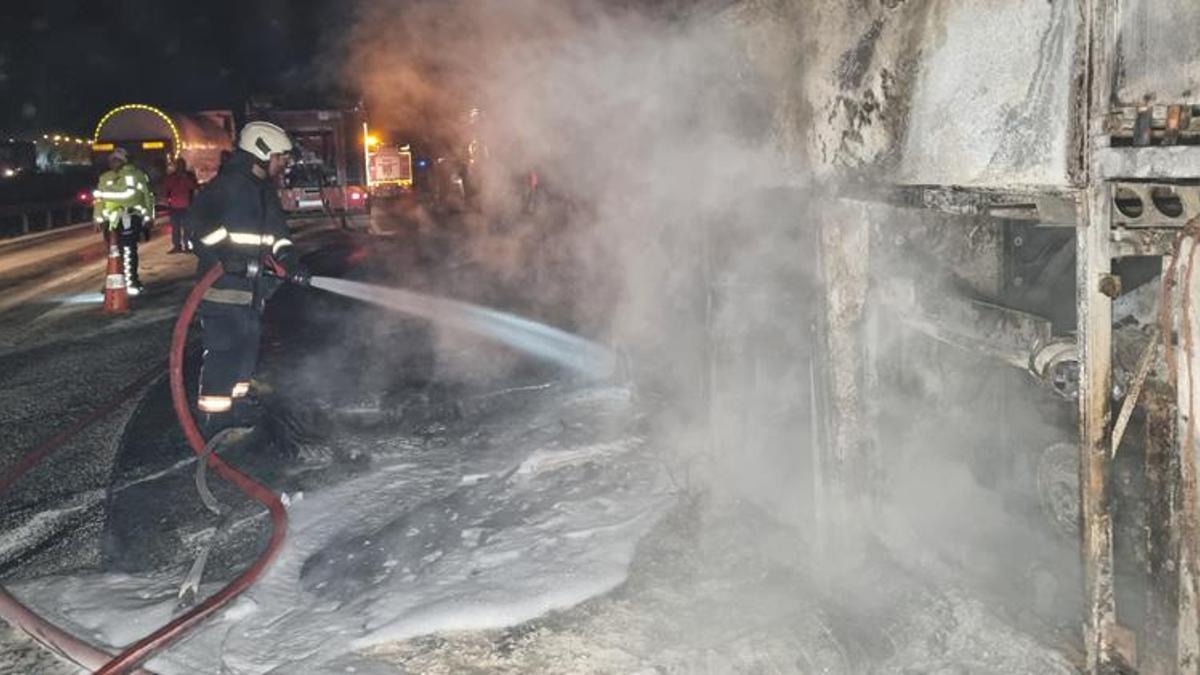 Mersin'de otobüs demir profil yüklü TIR'a çarptı 3 ölü, 20 yaralı
