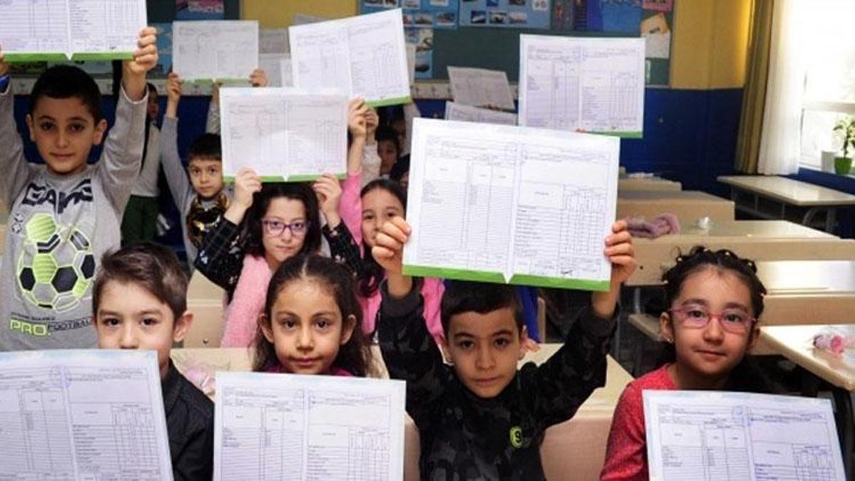 Karne ne zaman alınacak 2023? 1. dönem karne ne zaman verilecek 2023? Yarıyıl tatili tarihi!