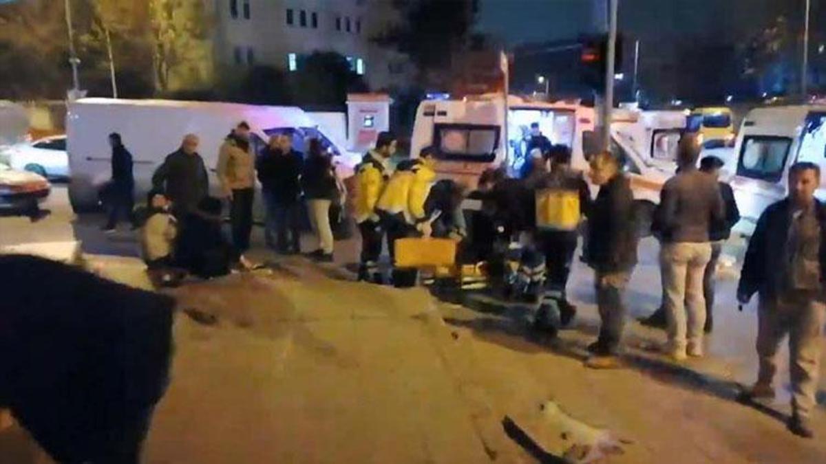Esenler'de otobüs bekleyenlere otomobil çarptı: 1'i ağır 6 yaralı