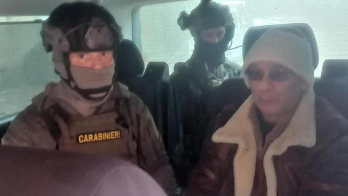 30 yıldır aranan mafya babasının evinden lüks kıyafet ve parfümler çıktı