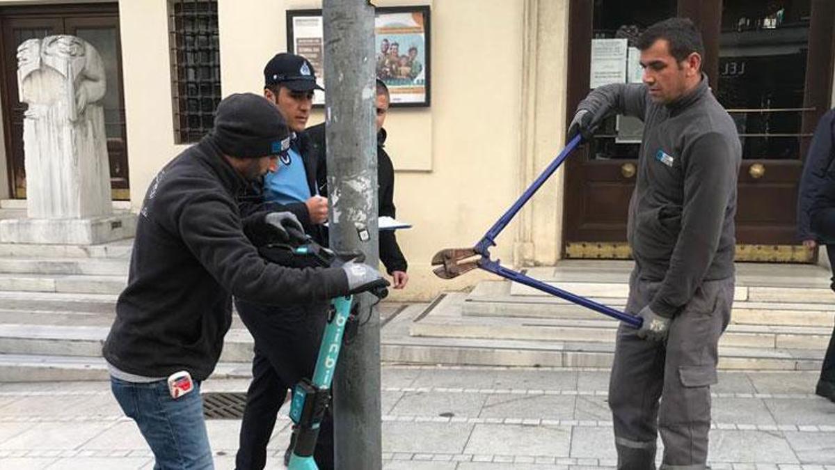 Kadıköy’de kaldırımları işgal eden skuterlar toplanmaya başladı