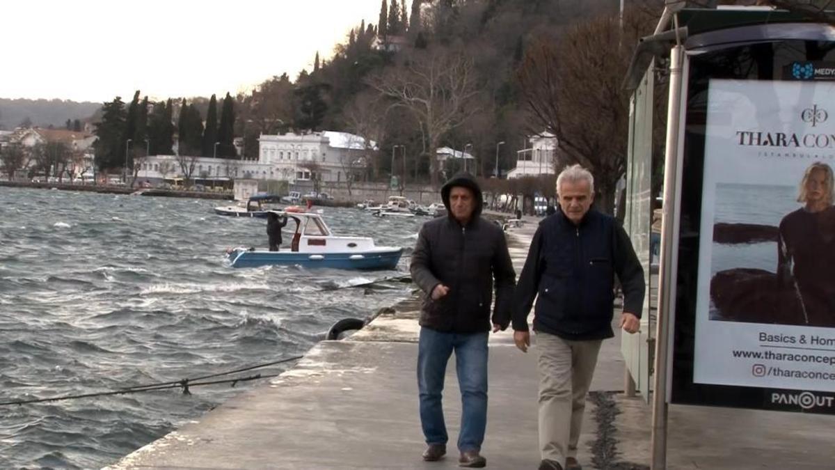 İstanbul’da lodos etkili oldu, vatandaşlar yürümekte güçlük çekti