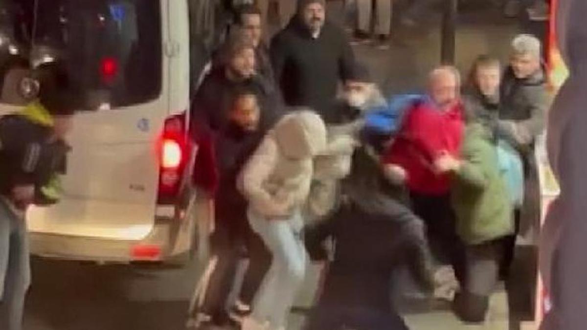 Güngören'de trafikte yol verme kavgası! Sürücü bıçaklandı