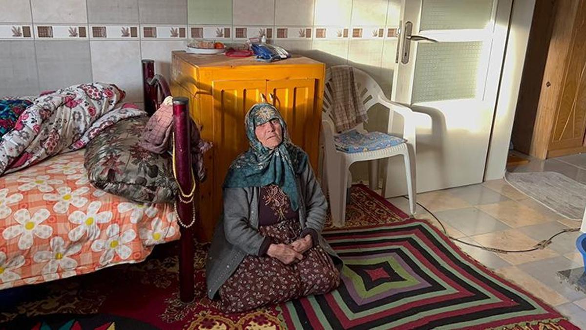 96 yaşındaki kadına işkence! Yüzünü başörtüsü ile kapatıp ellerini bağladılar
