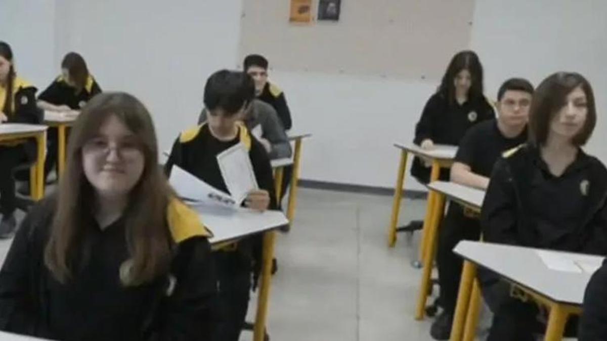 Demirören Medya Lisesi'nde karne heyecanı
