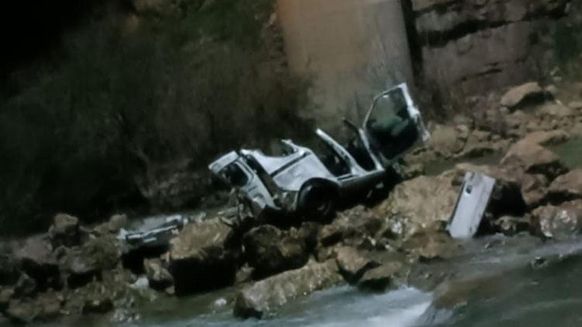 Otomobil, köprüden çaya uçtu: 3 ölü