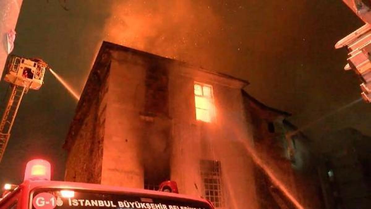 Beyoğlu’nda bulunan bir kilisede çıkan yangın nedeniyle Kabataş-Bağcılar Tramvay Hattı seferleri durduruldu