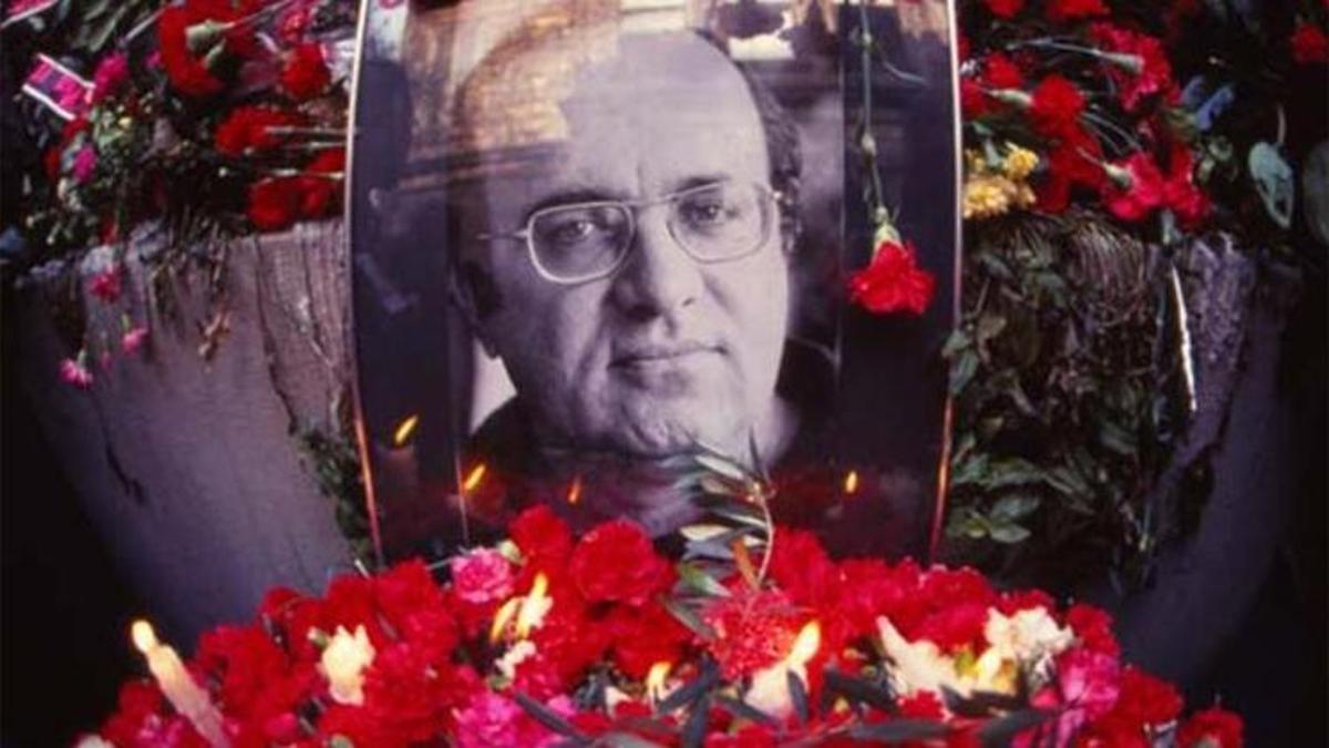 24 Ocak 1993'de Uğur Mumcu evinin önünde katledildi