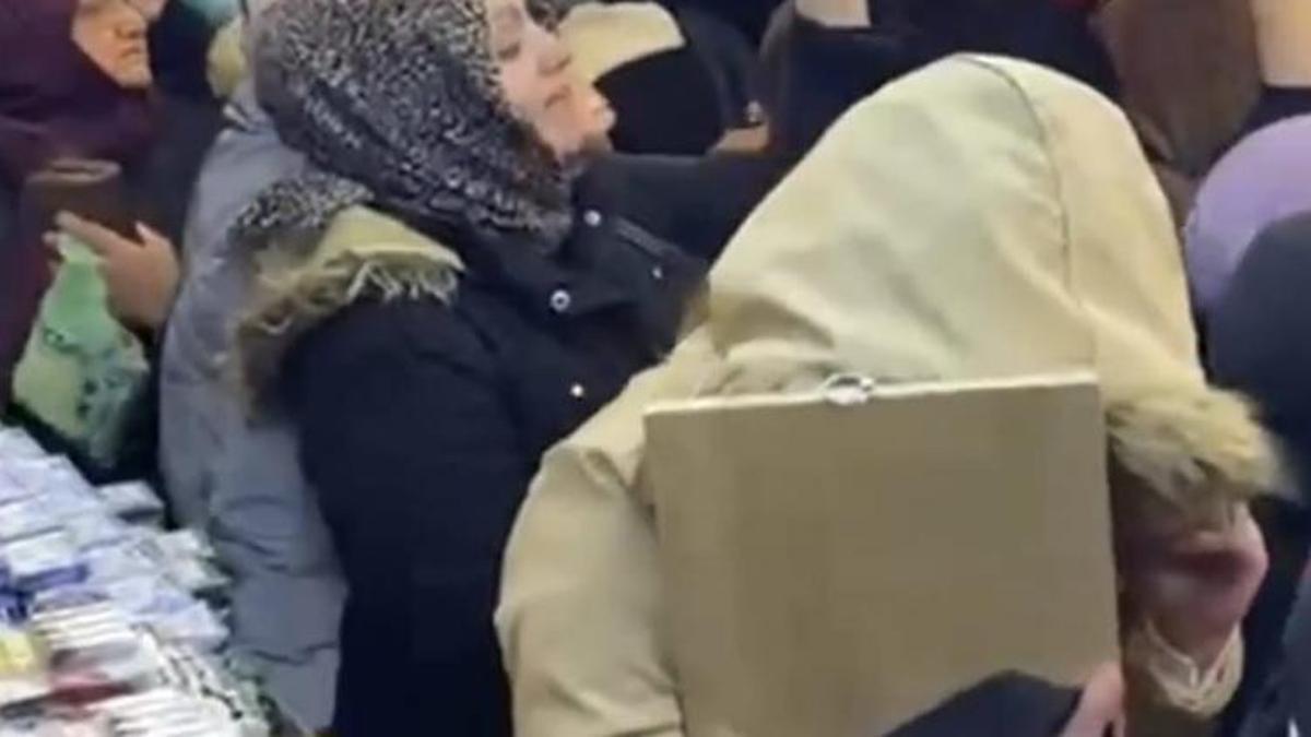 Ucuzluk çılgınlığı! Kadınlar birbirini ezdi